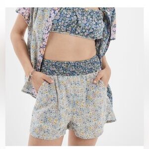 AMERICAN EAGLE resort floral shorts